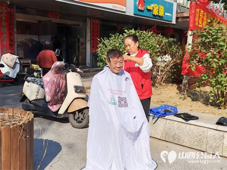 志愿服务进社区健康活动暖人心----介休市敬老协会2026年10月9日在西关街道绵山北街社区正达怡苑小区为社区所有老人爱心理发义诊等多项贴心服务让每一位老人都能被温柔以待 - 第7张