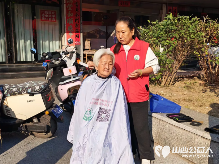 志愿服务进社区健康活动暖人心----介休市敬老协会2026年10月9日在西关街道绵山北街社区正达怡苑小区为社区所有老人爱心理发义诊等多项贴心服务让每一位老人都能被温柔以待 - 第5张