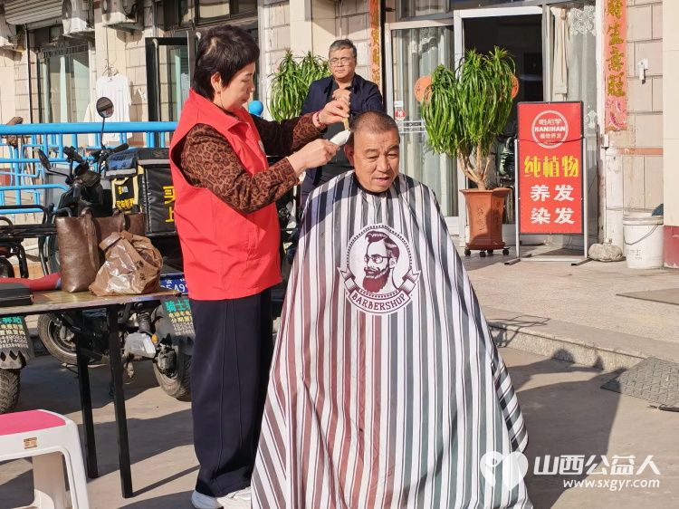 志愿服务进社区健康活动暖人心----2026年10月14日介休市敬老协会志愿者走进北关街道北大街社区为社区所有老人爱心理发义诊等多项贴心服务把孝善服务做到老人心坎里 - 第7张 - 山西公益人 志愿服务进社区健康活动暖人心----2026年10月14日介休市敬老协会志愿者走进北关街道北大街社区为社区所有老人爱心理发义诊等多项贴心服务把孝善服务做到老人心坎里 - 第7张