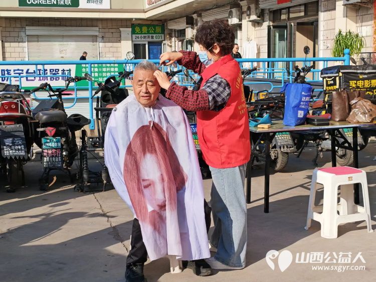 志愿服务进社区健康活动暖人心----2026年10月14日介休市敬老协会志愿者走进北关街道北大街社区为社区所有老人爱心理发义诊等多项贴心服务把孝善服务做到老人心坎里 - 第8张 - 山西公益人 志愿服务进社区健康活动暖人心----2026年10月14日介休市敬老协会志愿者走进北关街道北大街社区为社区所有老人爱心理发义诊等多项贴心服务把孝善服务做到老人心坎里 - 第8张