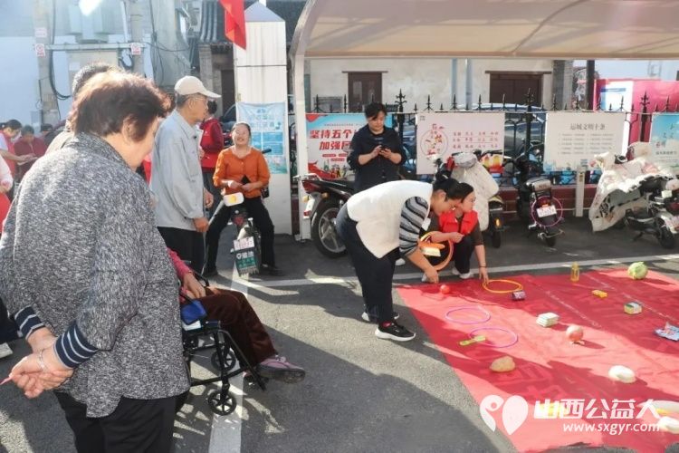 盐湖区志愿者协会走进府西街社区开展情暖重阳志愿服务爱心义诊爱心推拿爱心理发等服务区域以丰富多彩的形式为老年居民送去关怀与温暖吸引众多社区群众热情参与 - 第3张