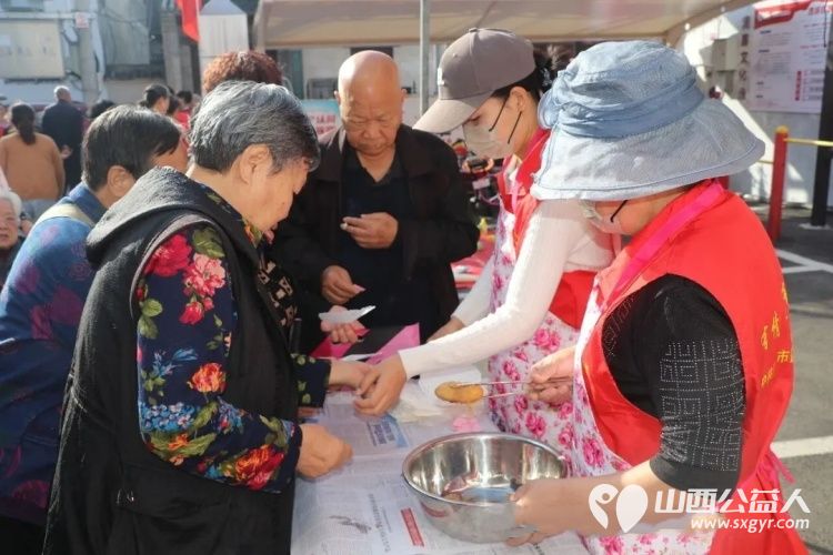 盐湖区志愿者协会走进府西街社区开展情暖重阳志愿服务爱心义诊爱心推拿爱心理发等服务区域以丰富多彩的形式为老年居民送去关怀与温暖吸引众多社区群众热情参与 - 第4张