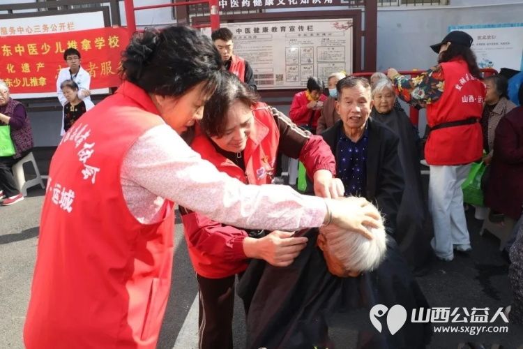盐湖区志愿者协会走进府西街社区开展情暖重阳志愿服务爱心义诊爱心推拿爱心理发等服务区域以丰富多彩的形式为老年居民送去关怀与温暖吸引众多社区群众热情参与 - 第10张