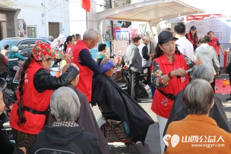 盐湖区志愿者协会走进府西街社区开展情暖重阳志愿服务爱心义诊爱心推拿爱心理发等服务区域以丰富多彩的形式为老年居民送去关怀与温暖吸引众多社区群众热情参与 - 第8张