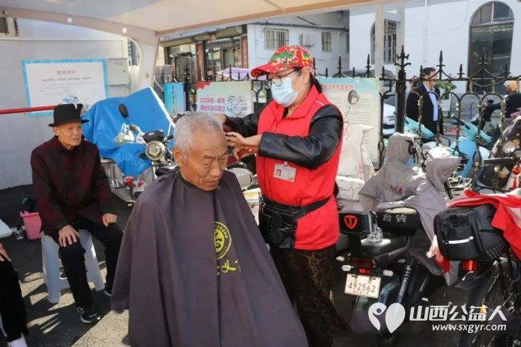 盐湖区志愿者协会走进府西街社区开展情暖重阳志愿服务爱心义诊爱心推拿爱心理发等服务区域以丰富多彩的形式为老年居民送去关怀与温暖吸引众多社区群众热情参与 - 第9张