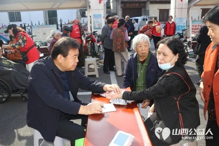 盐湖区志愿者协会走进府西街社区开展情暖重阳志愿服务爱心义诊爱心推拿爱心理发等服务区域以丰富多彩的形式为老年居民送去关怀与温暖吸引众多社区群众热情参与 - 第6张