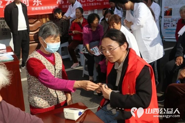 盐湖区志愿者协会走进府西街社区开展情暖重阳志愿服务爱心义诊爱心推拿爱心理发等服务区域以丰富多彩的形式为老年居民送去关怀与温暖吸引众多社区群众热情参与 - 第5张