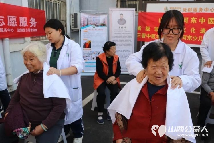 盐湖区志愿者协会走进府西街社区开展情暖重阳志愿服务爱心义诊爱心推拿爱心理发等服务区域以丰富多彩的形式为老年居民送去关怀与温暖吸引众多社区群众热情参与 - 第1张