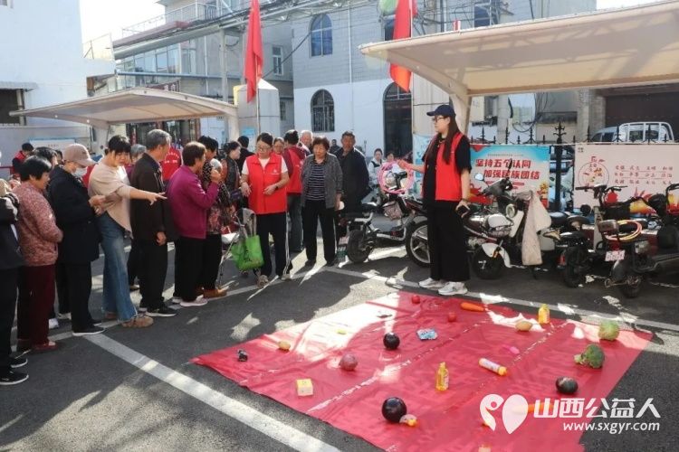 盐湖区志愿者协会走进府西街社区开展情暖重阳志愿服务爱心义诊爱心推拿爱心理发等服务区域以丰富多彩的形式为老年居民送去关怀与温暖吸引众多社区群众热情参与 - 第2张