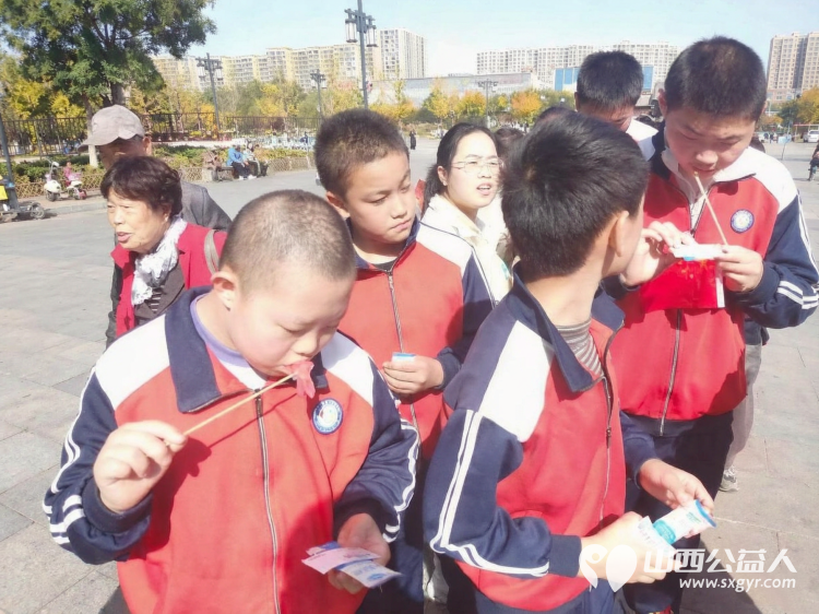 太原市灵星社区服务中心组织孤独症孩子们走出校门来到双塔公园参观非遗传承展示体验非遗制作品尝非遗美食 - 第8张 - 山西公益人 太原市灵星社区服务中心组织孤独症孩子们走出校门来到双塔公园参观非遗传承展示体验非遗制作品尝非遗美食 - 第8张