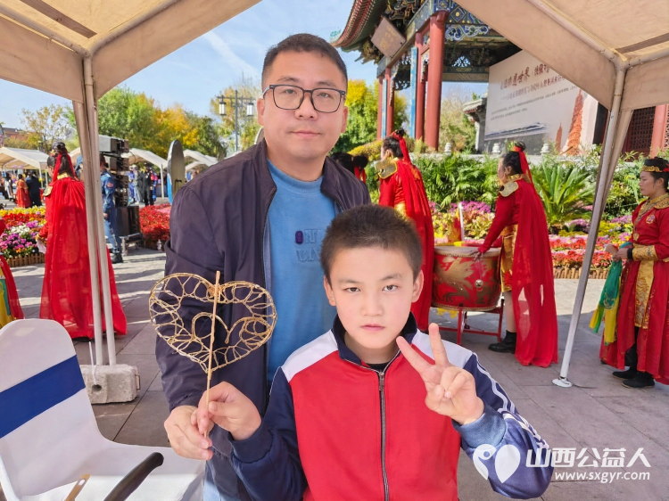 太原市灵星社区服务中心组织孤独症孩子们走出校门来到双塔公园参观非遗传承展示体验非遗制作品尝非遗美食 - 第6张 - 山西公益人 太原市灵星社区服务中心组织孤独症孩子们走出校门来到双塔公园参观非遗传承展示体验非遗制作品尝非遗美食 - 第6张