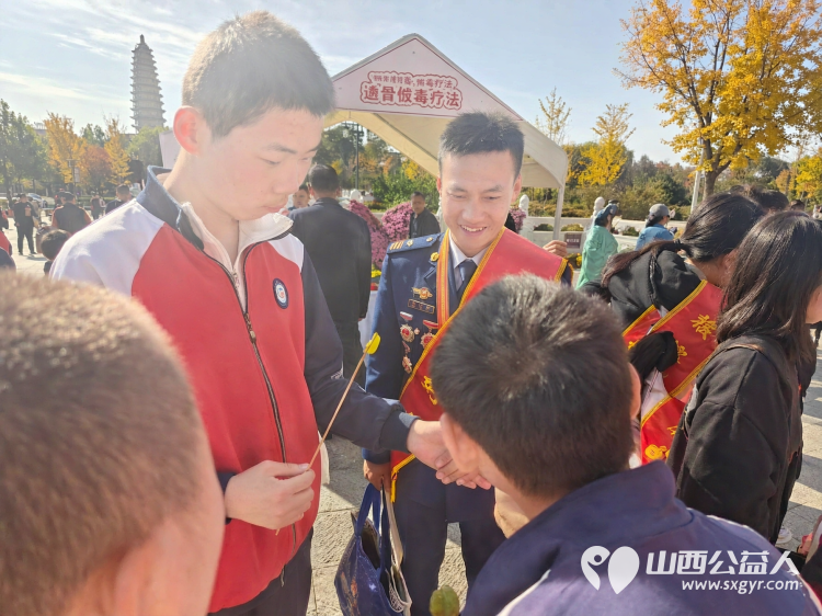 太原市灵星社区服务中心组织孤独症孩子们走出校门来到双塔公园参观非遗传承展示体验非遗制作品尝非遗美食 - 第2张 - 山西公益人 太原市灵星社区服务中心组织孤独症孩子们走出校门来到双塔公园参观非遗传承展示体验非遗制作品尝非遗美食 - 第2张