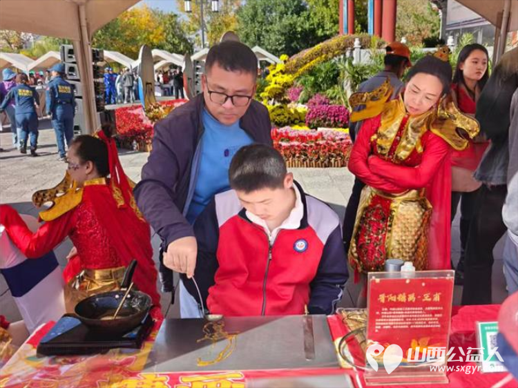太原市灵星社区服务中心组织孤独症孩子们走出校门来到双塔公园参观非遗传承展示体验非遗制作品尝非遗美食 - 第4张 - 山西公益人 太原市灵星社区服务中心组织孤独症孩子们走出校门来到双塔公园参观非遗传承展示体验非遗制作品尝非遗美食 - 第4张