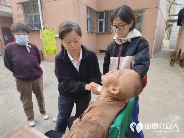 浓浓敬老情情暖夕阳红|长治市阳光困境儿童帮扶协会举办的重阳健康义诊走进长钢社区各小区连续开展义诊志愿服务将优质便捷暖心的医疗健康服务送到老年居民家门口 - 第11张 - 山西公益人 浓浓敬老情情暖夕阳红|长治市阳光困境儿童帮扶协会举办的重阳健康义诊走进长钢社区各小区连续开展义诊志愿服务将优质便捷暖心的医疗健康服务送到老年居民家门口 - 第11张