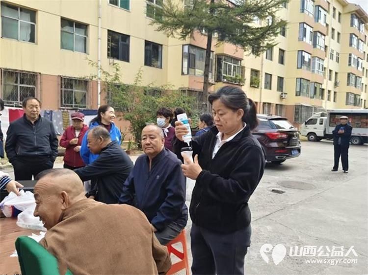 浓浓敬老情情暖夕阳红|长治市阳光困境儿童帮扶协会举办的重阳健康义诊走进长钢社区各小区连续开展义诊志愿服务将优质便捷暖心的医疗健康服务送到老年居民家门口 - 第9张 - 山西公益人 浓浓敬老情情暖夕阳红|长治市阳光困境儿童帮扶协会举办的重阳健康义诊走进长钢社区各小区连续开展义诊志愿服务将优质便捷暖心的医疗健康服务送到老年居民家门口 - 第9张