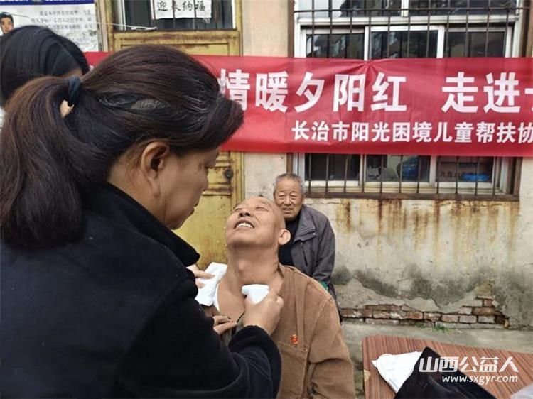 浓浓敬老情情暖夕阳红|长治市阳光困境儿童帮扶协会举办的重阳健康义诊走进长钢社区各小区连续开展义诊志愿服务将优质便捷暖心的医疗健康服务送到老年居民家门口 - 第7张 - 山西公益人 浓浓敬老情情暖夕阳红|长治市阳光困境儿童帮扶协会举办的重阳健康义诊走进长钢社区各小区连续开展义诊志愿服务将优质便捷暖心的医疗健康服务送到老年居民家门口 - 第7张