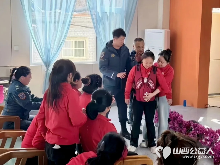 情暖重阳护桑榆｜吕梁市蓝天救援队走进交口街道趣养小镇开展敬老公益活动为院内老人送上米面油水果围巾手套等慰问物资把暖心关怀和专业安全防护送到老年群体身边 - 第2张