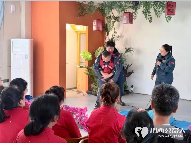 情暖重阳护桑榆｜吕梁市蓝天救援队走进交口街道趣养小镇开展敬老公益活动为院内老人送上米面油水果围巾手套等慰问物资把暖心关怀和专业安全防护送到老年群体身边 - 第4张