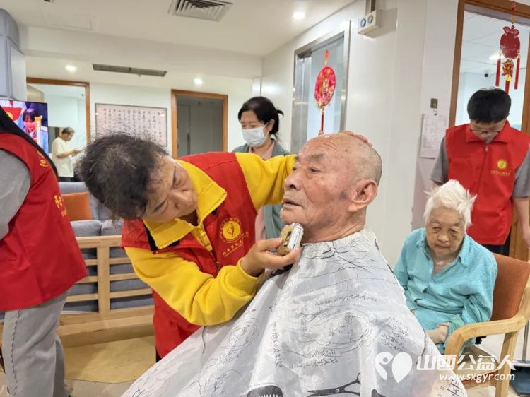 爱在重阳----2026年10月18日阳泉市义工联合会守护最美夕阳红组织义工到恒爱仁和为老服务院服务老人为老人理发洗头洗脚剪指甲陪他们聊天听他们讲过去的故事等系列服务 - 第18张 - 山西公益人 爱在重阳----2026年10月18日阳泉市义工联合会守护最美夕阳红组织义工到恒爱仁和为老服务院服务老人为老人理发洗头洗脚剪指甲陪他们聊天听他们讲过去的故事等系列服务 - 第18张