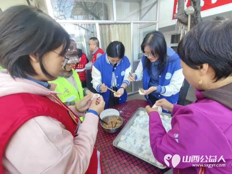 强化权益保障·守护银龄安全 ¦ 晋中新青年高校志愿者联合服务中心九九重阳节来到榆次区乐馨养老院、山西金硕养老院志愿者和面擀皮包饺子为老人制作餐食陪老人谈心聊天编排歌曲舞蹈朗诵等文艺节目现场演出 - 第4张 - 山西公益人 强化权益保障·守护银龄安全 ¦ 晋中新青年高校志愿者联合服务中心九九重阳节来到榆次区乐馨养老院、山西金硕养老院志愿者和面擀皮包饺子为老人制作餐食陪老人谈心聊天编排歌曲舞蹈朗诵等文艺节目现场演出 - 第4张