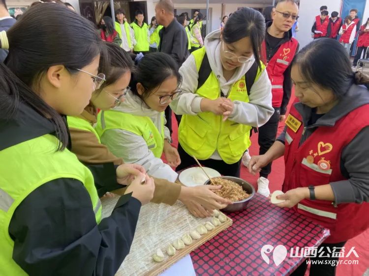 强化权益保障·守护银龄安全 ¦ 晋中新青年高校志愿者联合服务中心九九重阳节来到榆次区乐馨养老院、山西金硕养老院志愿者和面擀皮包饺子为老人制作餐食陪老人谈心聊天编排歌曲舞蹈朗诵等文艺节目现场演出 - 第5张 - 山西公益人 强化权益保障·守护银龄安全 ¦ 晋中新青年高校志愿者联合服务中心九九重阳节来到榆次区乐馨养老院、山西金硕养老院志愿者和面擀皮包饺子为老人制作餐食陪老人谈心聊天编排歌曲舞蹈朗诵等文艺节目现场演出 - 第5张
