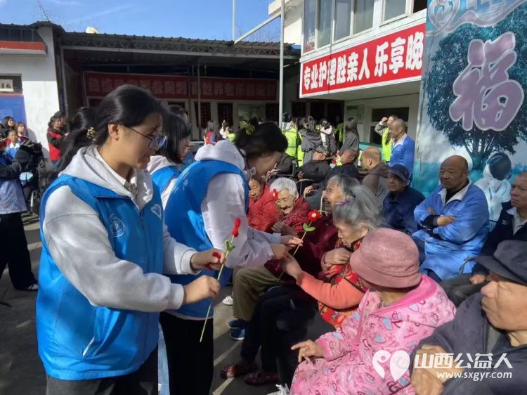 强化权益保障·守护银龄安全 ¦ 晋中新青年高校志愿者联合服务中心九九重阳节来到榆次区乐馨养老院、山西金硕养老院志愿者和面擀皮包饺子为老人制作餐食陪老人谈心聊天编排歌曲舞蹈朗诵等文艺节目现场演出 - 第11张 - 山西公益人 强化权益保障·守护银龄安全 ¦ 晋中新青年高校志愿者联合服务中心九九重阳节来到榆次区乐馨养老院、山西金硕养老院志愿者和面擀皮包饺子为老人制作餐食陪老人谈心聊天编排歌曲舞蹈朗诵等文艺节目现场演出 - 第11张