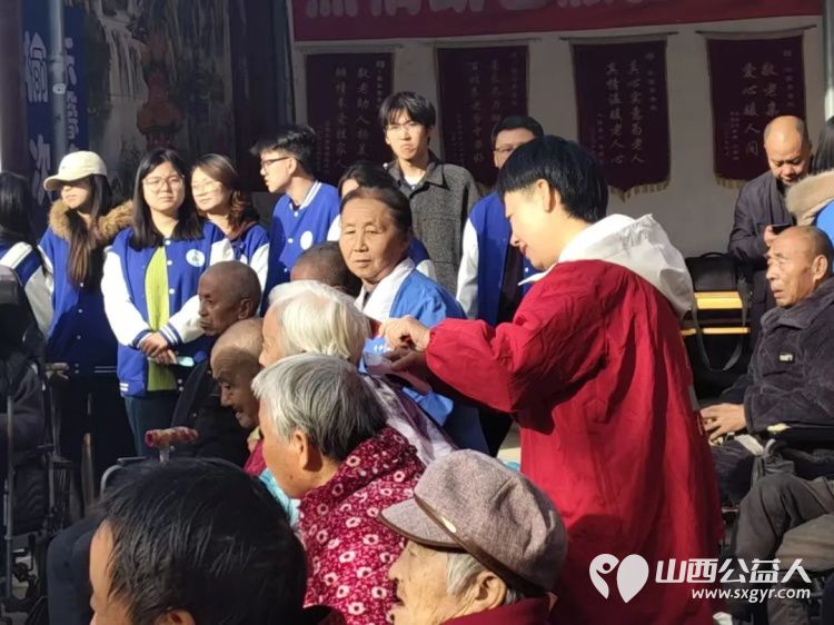 强化权益保障·守护银龄安全 ¦ 晋中新青年高校志愿者联合服务中心九九重阳节来到榆次区乐馨养老院、山西金硕养老院志愿者和面擀皮包饺子为老人制作餐食陪老人谈心聊天编排歌曲舞蹈朗诵等文艺节目现场演出 - 第12张 - 山西公益人 强化权益保障·守护银龄安全 ¦ 晋中新青年高校志愿者联合服务中心九九重阳节来到榆次区乐馨养老院、山西金硕养老院志愿者和面擀皮包饺子为老人制作餐食陪老人谈心聊天编排歌曲舞蹈朗诵等文艺节目现场演出 - 第12张