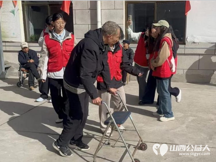 强化权益保障·守护银龄安全 ¦ 晋中新青年高校志愿者联合服务中心九九重阳节来到榆次区乐馨养老院、山西金硕养老院志愿者和面擀皮包饺子为老人制作餐食陪老人谈心聊天编排歌曲舞蹈朗诵等文艺节目现场演出 - 第10张 - 山西公益人 强化权益保障·守护银龄安全 ¦ 晋中新青年高校志愿者联合服务中心九九重阳节来到榆次区乐馨养老院、山西金硕养老院志愿者和面擀皮包饺子为老人制作餐食陪老人谈心聊天编排歌曲舞蹈朗诵等文艺节目现场演出 - 第10张