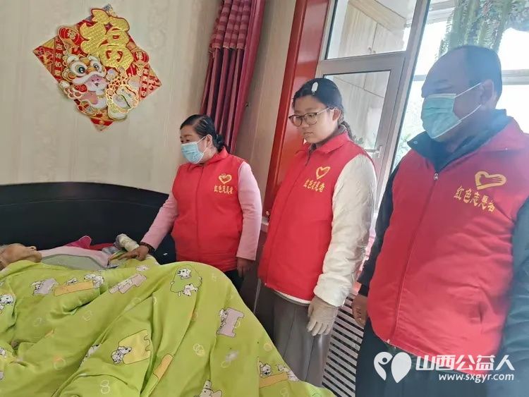 情暖九九重阳关爱空巢老人----忻府区红色志愿服务队冯丽、卢品如、刘国栋看望空巢老人张大妈打扫室内卫生同时送上牛奶鸡蛋水果等慰问品向老人送上重阳节的暖心祝福 - 第3张