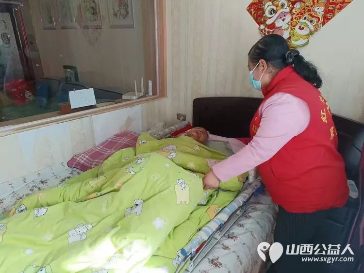 情暖九九重阳关爱空巢老人----忻府区红色志愿服务队冯丽、卢品如、刘国栋看望空巢老人张大妈打扫室内卫生同时送上牛奶鸡蛋水果等慰问品向老人送上重阳节的暖心祝福 - 第4张
