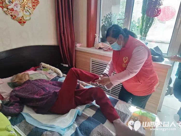情暖九九重阳关爱空巢老人----忻府区红色志愿服务队冯丽、卢品如、刘国栋看望空巢老人张大妈打扫室内卫生同时送上牛奶鸡蛋水果等慰问品向老人送上重阳节的暖心祝福 - 第9张