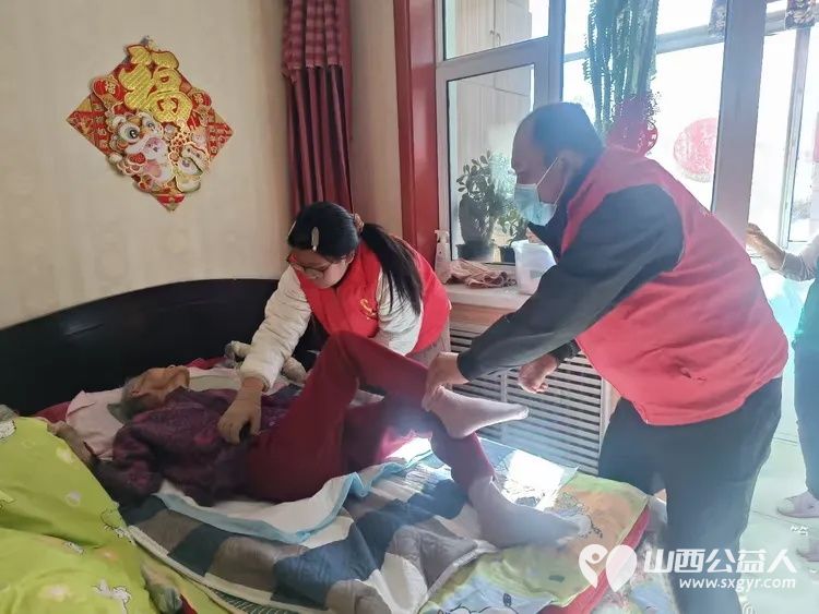 情暖九九重阳关爱空巢老人----忻府区红色志愿服务队冯丽、卢品如、刘国栋看望空巢老人张大妈打扫室内卫生同时送上牛奶鸡蛋水果等慰问品向老人送上重阳节的暖心祝福 - 第7张