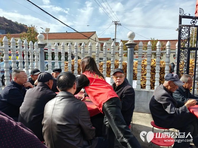 重阳敬老情公益暖乡村---重阳节潞城区正能量公益协会组织志愿者奔赴黄牛蹄乡土脚村开展敬老慰问活动将捐赠的米面油分发到老人手中还给70周岁及以上老人们送上了敬老红包 - 第21张 - 山西公益人 重阳敬老情公益暖乡村---重阳节潞城区正能量公益协会组织志愿者奔赴黄牛蹄乡土脚村开展敬老慰问活动将捐赠的米面油分发到老人手中还给70周岁及以上老人们送上了敬老红包 - 第21张