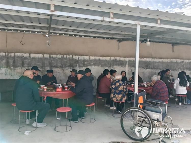 重阳敬老情公益暖乡村---重阳节潞城区正能量公益协会组织志愿者奔赴黄牛蹄乡土脚村开展敬老慰问活动将捐赠的米面油分发到老人手中还给70周岁及以上老人们送上了敬老红包 - 第38张 - 山西公益人 重阳敬老情公益暖乡村---重阳节潞城区正能量公益协会组织志愿者奔赴黄牛蹄乡土脚村开展敬老慰问活动将捐赠的米面油分发到老人手中还给70周岁及以上老人们送上了敬老红包 - 第38张