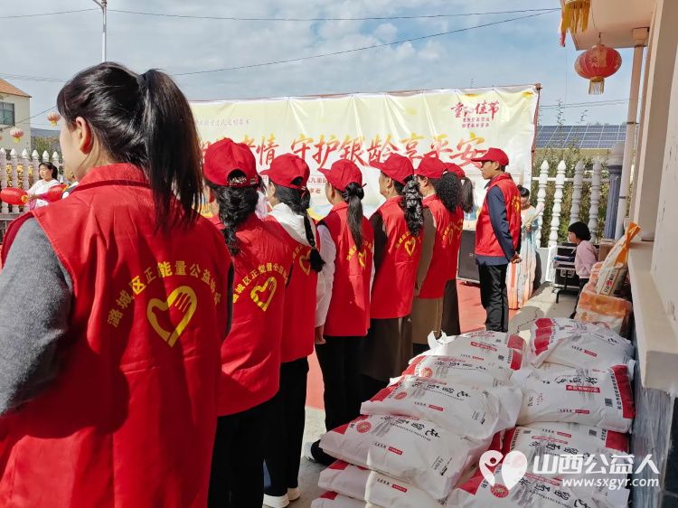重阳敬老情公益暖乡村---重阳节潞城区正能量公益协会组织志愿者奔赴黄牛蹄乡土脚村开展敬老慰问活动将捐赠的米面油分发到老人手中还给70周岁及以上老人们送上了敬老红包 - 第7张 - 山西公益人 重阳敬老情公益暖乡村---重阳节潞城区正能量公益协会组织志愿者奔赴黄牛蹄乡土脚村开展敬老慰问活动将捐赠的米面油分发到老人手中还给70周岁及以上老人们送上了敬老红包 - 第7张