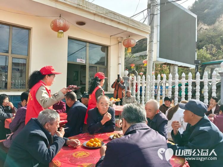 重阳敬老情公益暖乡村---重阳节潞城区正能量公益协会组织志愿者奔赴黄牛蹄乡土脚村开展敬老慰问活动将捐赠的米面油分发到老人手中还给70周岁及以上老人们送上了敬老红包 - 第18张 - 山西公益人 重阳敬老情公益暖乡村---重阳节潞城区正能量公益协会组织志愿者奔赴黄牛蹄乡土脚村开展敬老慰问活动将捐赠的米面油分发到老人手中还给70周岁及以上老人们送上了敬老红包 - 第18张