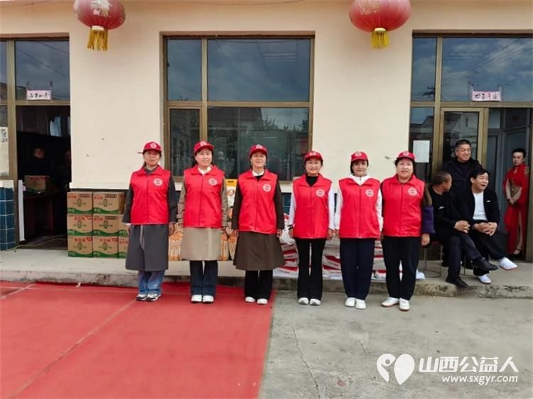 重阳敬老情公益暖乡村---重阳节潞城区正能量公益协会组织志愿者奔赴黄牛蹄乡土脚村开展敬老慰问活动将捐赠的米面油分发到老人手中还给70周岁及以上老人们送上了敬老红包 - 第4张 - 山西公益人 重阳敬老情公益暖乡村---重阳节潞城区正能量公益协会组织志愿者奔赴黄牛蹄乡土脚村开展敬老慰问活动将捐赠的米面油分发到老人手中还给70周岁及以上老人们送上了敬老红包 - 第4张