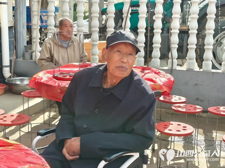 重阳敬老情公益暖乡村---重阳节潞城区正能量公益协会组织志愿者奔赴黄牛蹄乡土脚村开展敬老慰问活动将捐赠的米面油分发到老人手中还给70周岁及以上老人们送上了敬老红包 - 第27张 - 山西公益人 重阳敬老情公益暖乡村---重阳节潞城区正能量公益协会组织志愿者奔赴黄牛蹄乡土脚村开展敬老慰问活动将捐赠的米面油分发到老人手中还给70周岁及以上老人们送上了敬老红包 - 第27张