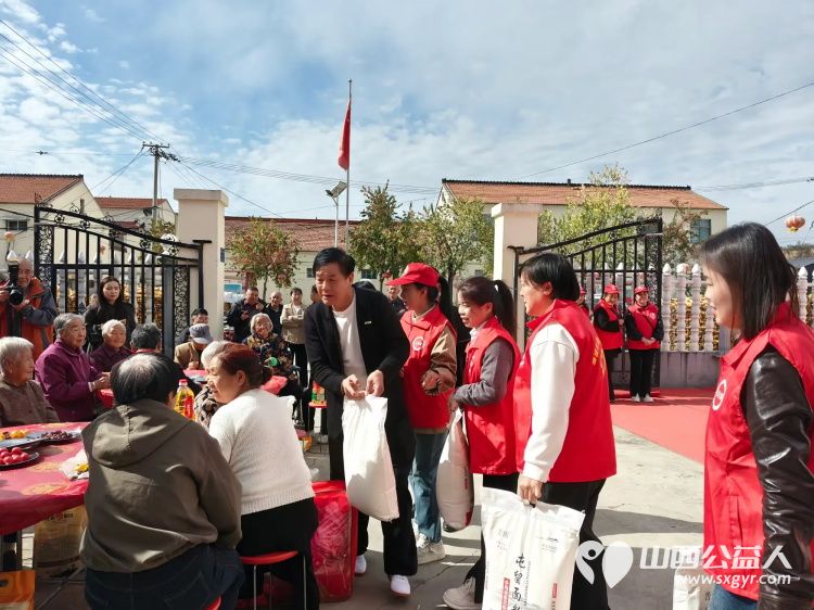 重阳敬老情公益暖乡村---重阳节潞城区正能量公益协会组织志愿者奔赴黄牛蹄乡土脚村开展敬老慰问活动将捐赠的米面油分发到老人手中还给70周岁及以上老人们送上了敬老红包 - 第23张 - 山西公益人 重阳敬老情公益暖乡村---重阳节潞城区正能量公益协会组织志愿者奔赴黄牛蹄乡土脚村开展敬老慰问活动将捐赠的米面油分发到老人手中还给70周岁及以上老人们送上了敬老红包 - 第23张