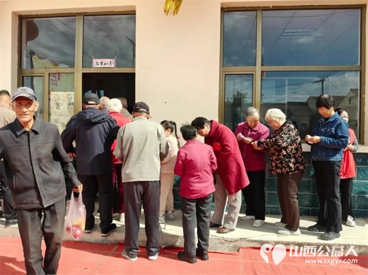 重阳敬老情公益暖乡村---重阳节潞城区正能量公益协会组织志愿者奔赴黄牛蹄乡土脚村开展敬老慰问活动将捐赠的米面油分发到老人手中还给70周岁及以上老人们送上了敬老红包 - 第31张 - 山西公益人 重阳敬老情公益暖乡村---重阳节潞城区正能量公益协会组织志愿者奔赴黄牛蹄乡土脚村开展敬老慰问活动将捐赠的米面油分发到老人手中还给70周岁及以上老人们送上了敬老红包 - 第31张