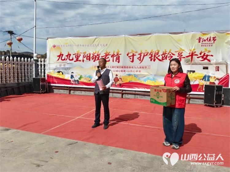 重阳敬老情公益暖乡村---重阳节潞城区正能量公益协会组织志愿者奔赴黄牛蹄乡土脚村开展敬老慰问活动将捐赠的米面油分发到老人手中还给70周岁及以上老人们送上了敬老红包 - 第30张 - 山西公益人 重阳敬老情公益暖乡村---重阳节潞城区正能量公益协会组织志愿者奔赴黄牛蹄乡土脚村开展敬老慰问活动将捐赠的米面油分发到老人手中还给70周岁及以上老人们送上了敬老红包 - 第30张
