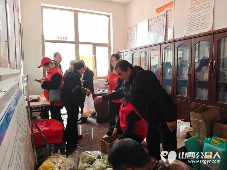 重阳敬老情公益暖乡村---重阳节潞城区正能量公益协会组织志愿者奔赴黄牛蹄乡土脚村开展敬老慰问活动将捐赠的米面油分发到老人手中还给70周岁及以上老人们送上了敬老红包 - 第32张 - 山西公益人 重阳敬老情公益暖乡村---重阳节潞城区正能量公益协会组织志愿者奔赴黄牛蹄乡土脚村开展敬老慰问活动将捐赠的米面油分发到老人手中还给70周岁及以上老人们送上了敬老红包 - 第32张