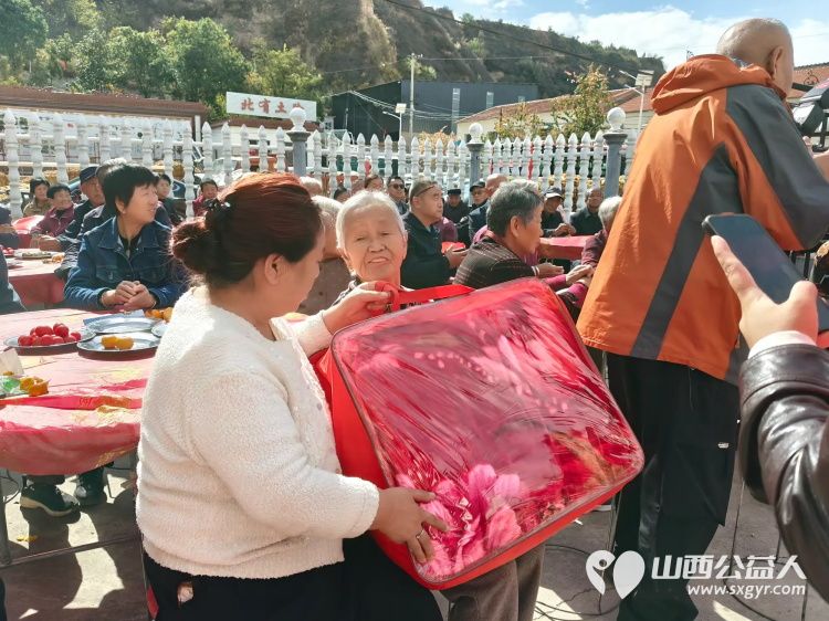 重阳敬老情公益暖乡村---重阳节潞城区正能量公益协会组织志愿者奔赴黄牛蹄乡土脚村开展敬老慰问活动将捐赠的米面油分发到老人手中还给70周岁及以上老人们送上了敬老红包 - 第25张 - 山西公益人 重阳敬老情公益暖乡村---重阳节潞城区正能量公益协会组织志愿者奔赴黄牛蹄乡土脚村开展敬老慰问活动将捐赠的米面油分发到老人手中还给70周岁及以上老人们送上了敬老红包 - 第25张