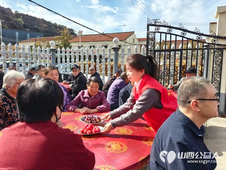 重阳敬老情公益暖乡村---重阳节潞城区正能量公益协会组织志愿者奔赴黄牛蹄乡土脚村开展敬老慰问活动将捐赠的米面油分发到老人手中还给70周岁及以上老人们送上了敬老红包 - 第19张 - 山西公益人 重阳敬老情公益暖乡村---重阳节潞城区正能量公益协会组织志愿者奔赴黄牛蹄乡土脚村开展敬老慰问活动将捐赠的米面油分发到老人手中还给70周岁及以上老人们送上了敬老红包 - 第19张