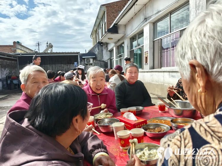 重阳敬老情公益暖乡村---重阳节潞城区正能量公益协会组织志愿者奔赴黄牛蹄乡土脚村开展敬老慰问活动将捐赠的米面油分发到老人手中还给70周岁及以上老人们送上了敬老红包 - 第37张 - 山西公益人 重阳敬老情公益暖乡村---重阳节潞城区正能量公益协会组织志愿者奔赴黄牛蹄乡土脚村开展敬老慰问活动将捐赠的米面油分发到老人手中还给70周岁及以上老人们送上了敬老红包 - 第37张