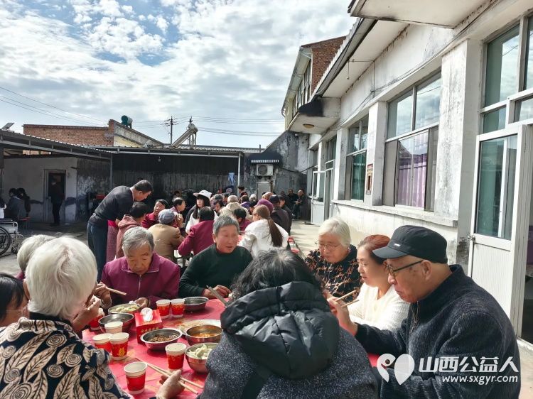 重阳敬老情公益暖乡村---重阳节潞城区正能量公益协会组织志愿者奔赴黄牛蹄乡土脚村开展敬老慰问活动将捐赠的米面油分发到老人手中还给70周岁及以上老人们送上了敬老红包 - 第36张 - 山西公益人 重阳敬老情公益暖乡村---重阳节潞城区正能量公益协会组织志愿者奔赴黄牛蹄乡土脚村开展敬老慰问活动将捐赠的米面油分发到老人手中还给70周岁及以上老人们送上了敬老红包 - 第36张