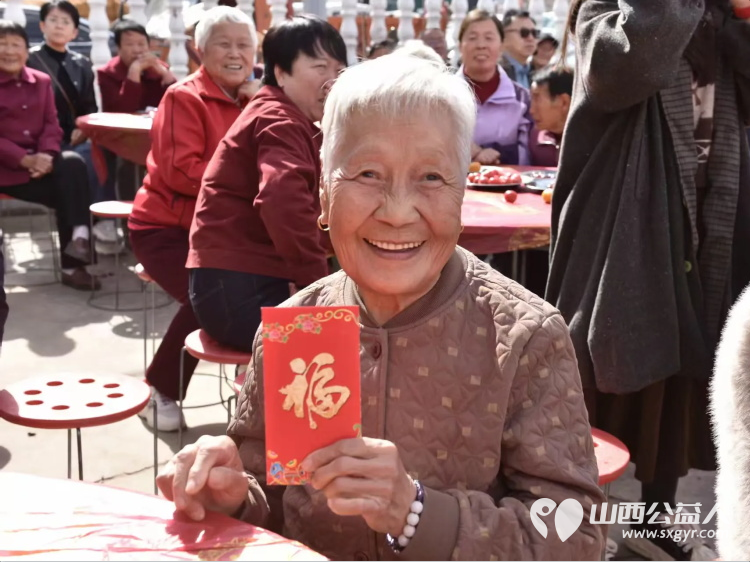 重阳敬老情公益暖乡村---重阳节潞城区正能量公益协会组织志愿者奔赴黄牛蹄乡土脚村开展敬老慰问活动将捐赠的米面油分发到老人手中还给70周岁及以上老人们送上了敬老红包 - 第28张 - 山西公益人 重阳敬老情公益暖乡村---重阳节潞城区正能量公益协会组织志愿者奔赴黄牛蹄乡土脚村开展敬老慰问活动将捐赠的米面油分发到老人手中还给70周岁及以上老人们送上了敬老红包 - 第28张