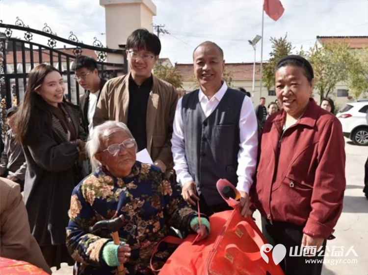 重阳敬老情公益暖乡村---重阳节潞城区正能量公益协会组织志愿者奔赴黄牛蹄乡土脚村开展敬老慰问活动将捐赠的米面油分发到老人手中还给70周岁及以上老人们送上了敬老红包 - 第24张 - 山西公益人 重阳敬老情公益暖乡村---重阳节潞城区正能量公益协会组织志愿者奔赴黄牛蹄乡土脚村开展敬老慰问活动将捐赠的米面油分发到老人手中还给70周岁及以上老人们送上了敬老红包 - 第24张