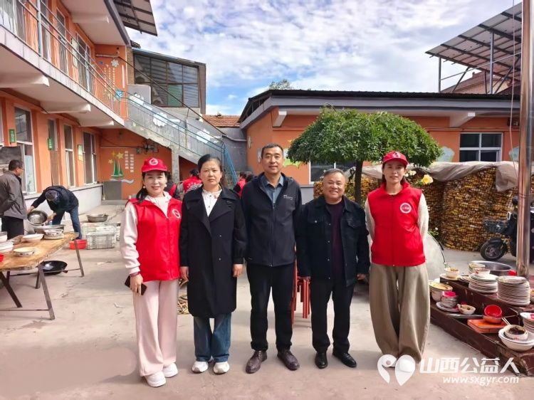 重阳敬老情公益暖乡村----潞城区正能量公益协会组织志愿者在史迴镇郭家堡村开展重阳敬老慰问志愿服务活动和老人们一起过节 - 第2张