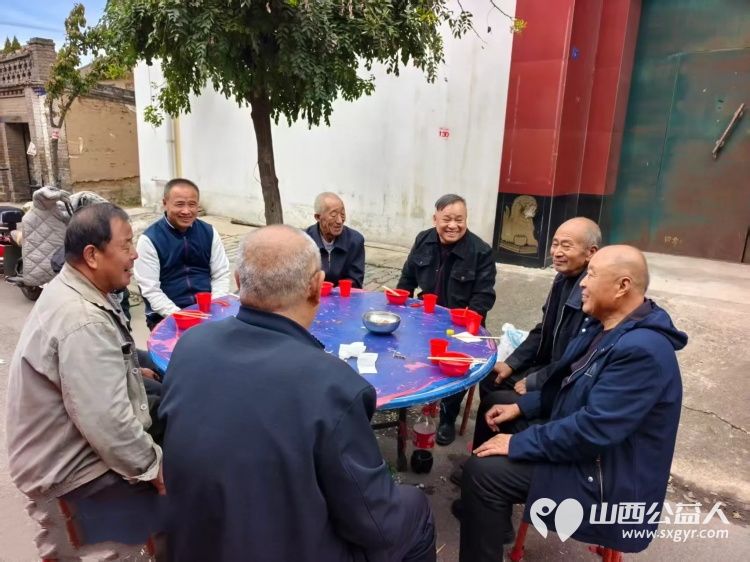 重阳敬老情公益暖乡村----潞城区正能量公益协会组织志愿者在史迴镇郭家堡村开展重阳敬老慰问志愿服务活动和老人们一起过节 - 第3张